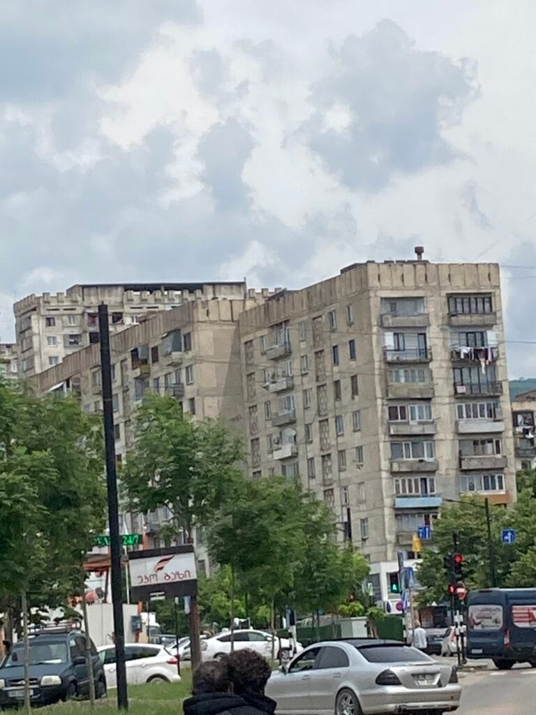 Grauwe woonflat in buitenwijk van Tbilisi Georgie
