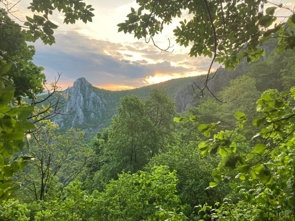 opkomende zon berglandschap bij Vratska Skaklya waterval Bulgarije