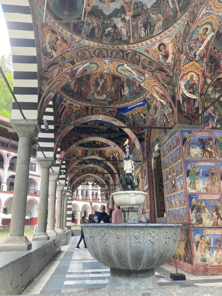 galerij met fresco's in het Rila klooster Bulgarije