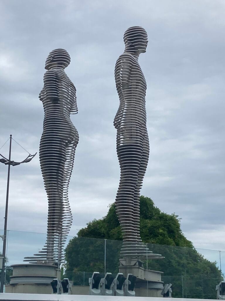 Ali en Nina kinetisch kunst standbeeld Batumi