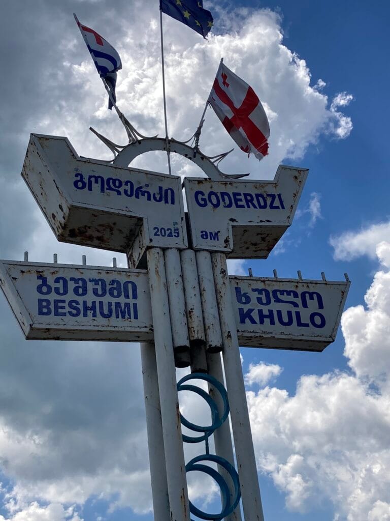 Richtingaanwijzer naar Beshumi, Khulo op de goderdzi pass georgie