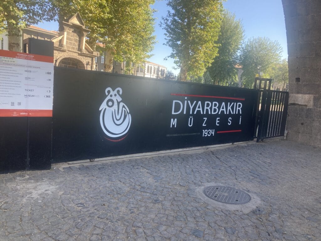 Ingang naar museum in diyarbakir