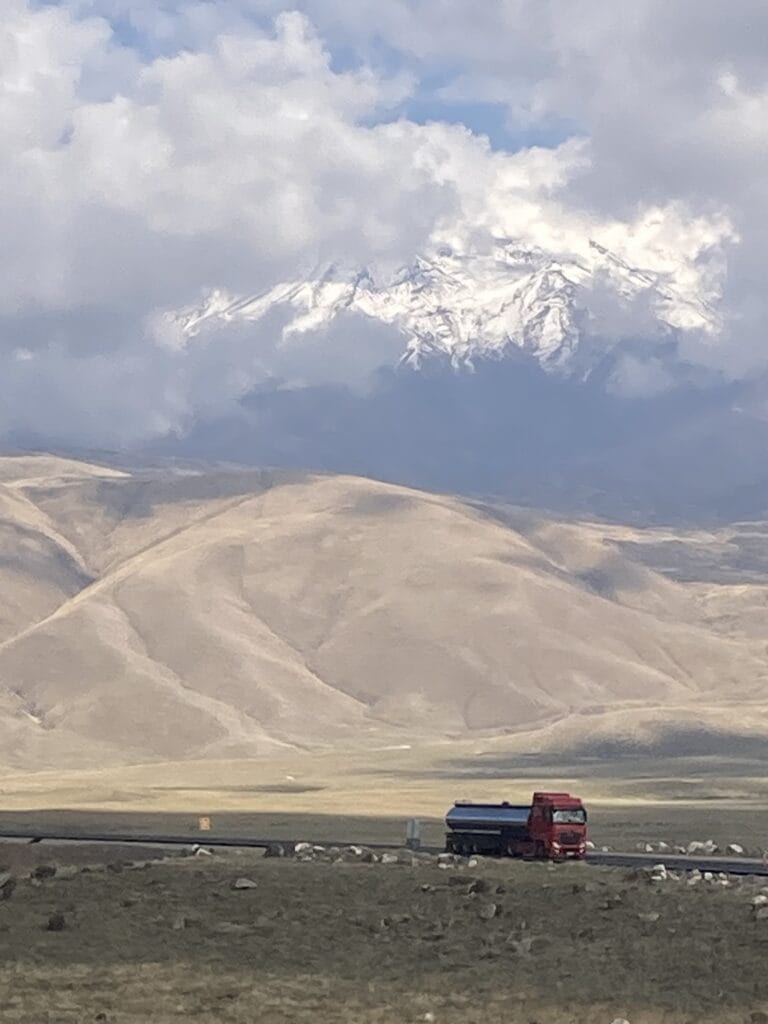 groots landschap met vrachtwagen met uitzicht op Mount Ararat Turkije