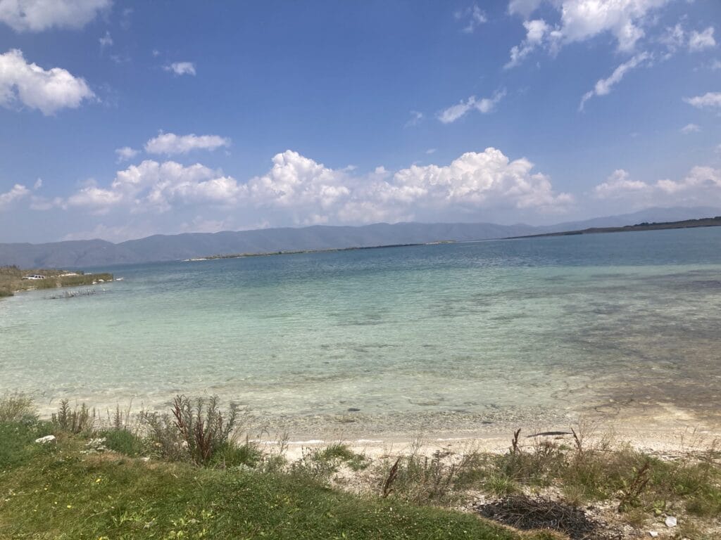 Uitzicht Sevan Lake Armenië met helder blauw water