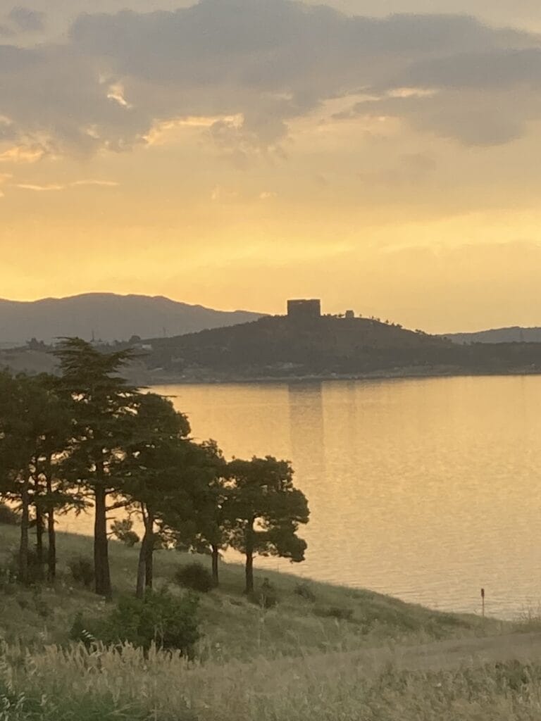 Ondergaande zon op Tbilisi Reservoir met uitzicht op de Chronicle of Georgië
