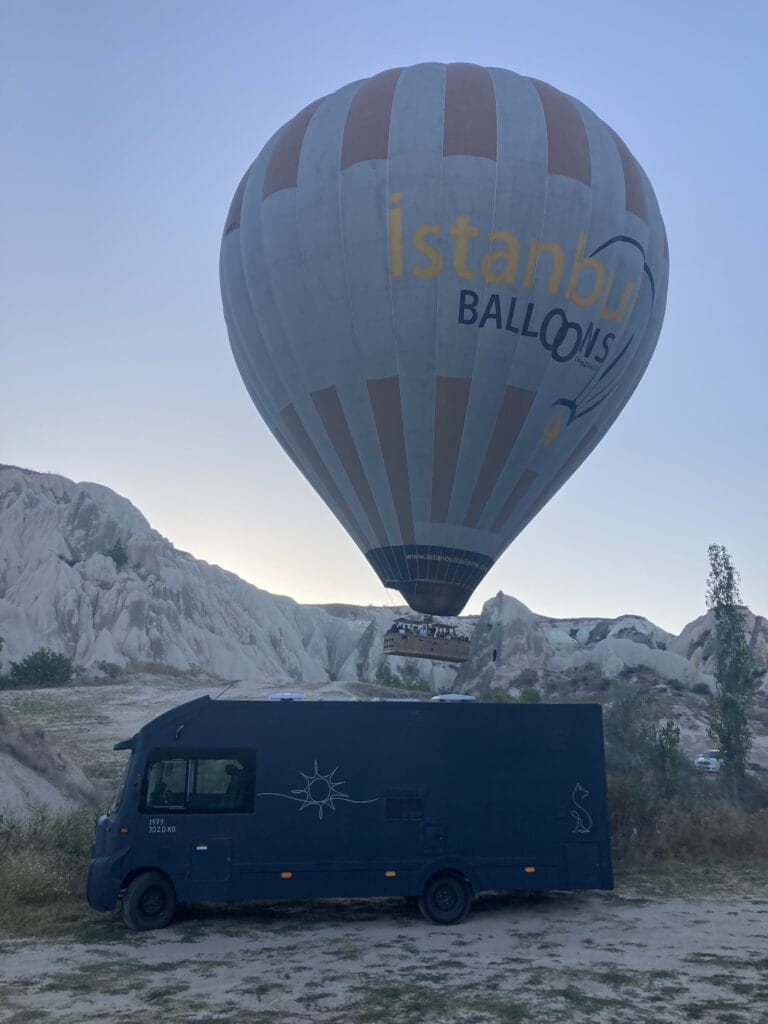 Luchtballon boven camper tijdens camperreis turkije in Cappadocia Turkije