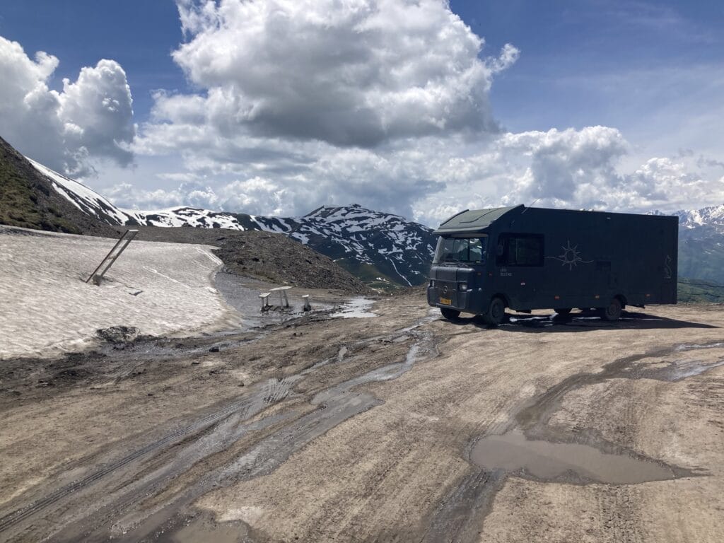 camper op besneeuwde Djvari pass Kaukasus Georgië