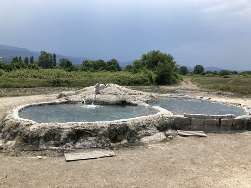 sulfur pool georgie Met twee baden