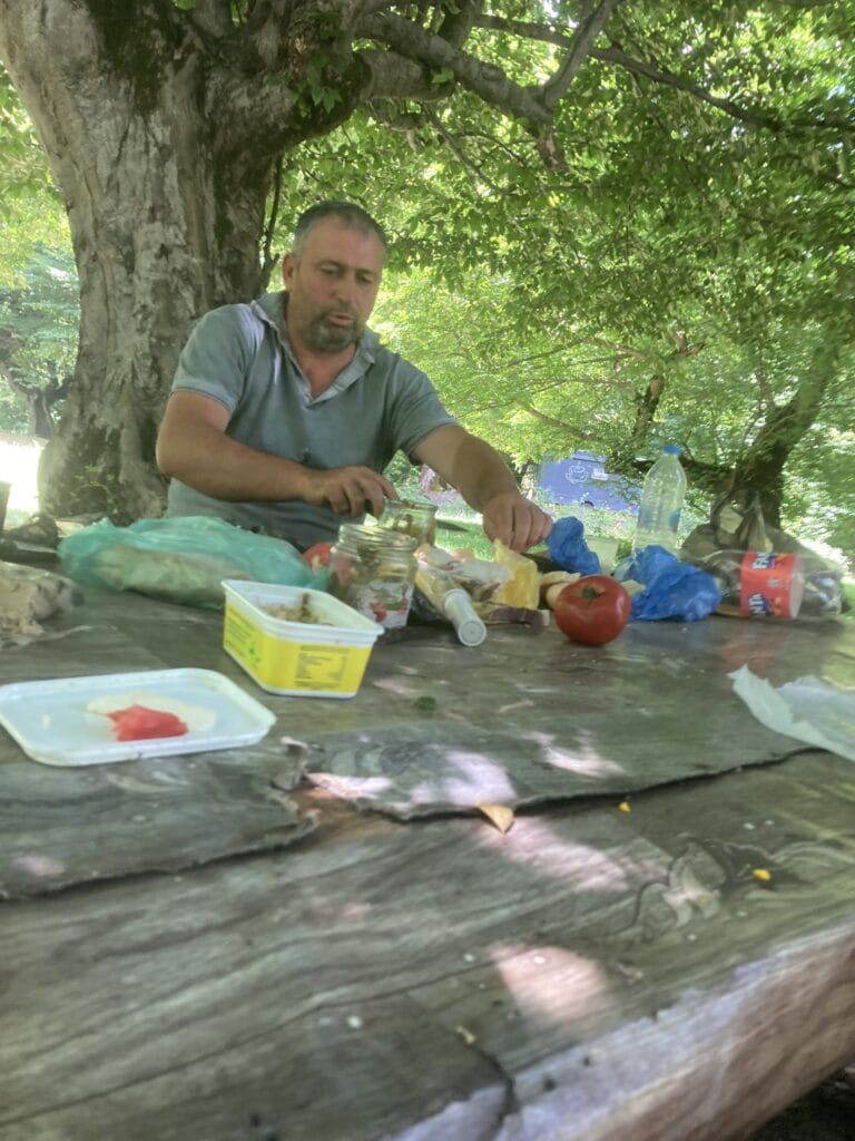 Eenvoudige maaltijd op houten tafel met herder in het bos in artana georgië
