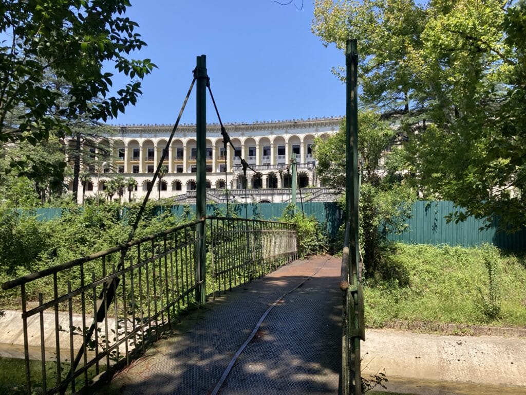 Brug naar vervallen Sanatorium Górnika w Ckaltubie in tskaltoebo georgie
