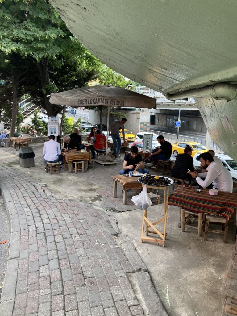 terras van restaurant Eser Lokantasi Istanbul onder brug