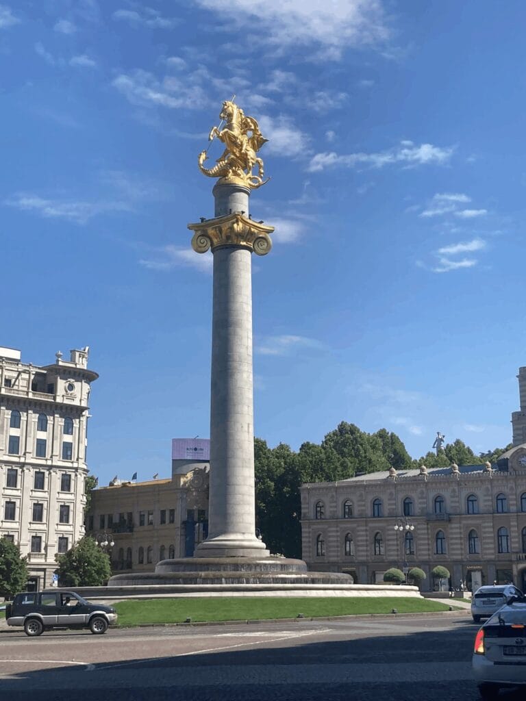 Freedom Monument in Tbilisi: hoge zuil met gouden beeld van St. George die een draak verslaat