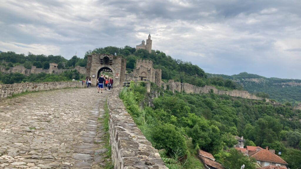 Toegang weg en poort tot tsarevets fortess veliko tarnovo Bulgarije