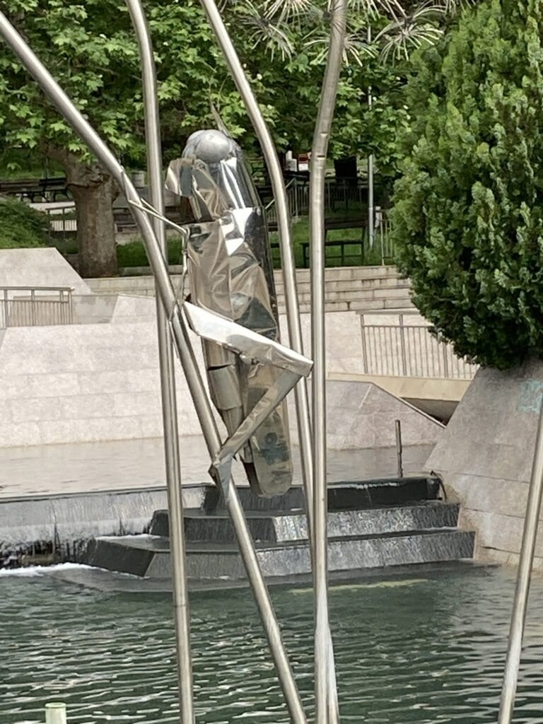 Kunst metalen sprinkhaan in vijver in Marno Pole park Veliko Tarnovo Bulgarije