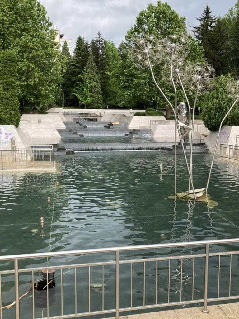 Kunst metalen paardenbloemen in vijver in Marno Pole park Veliko Tarnovo Bulgarije 3
